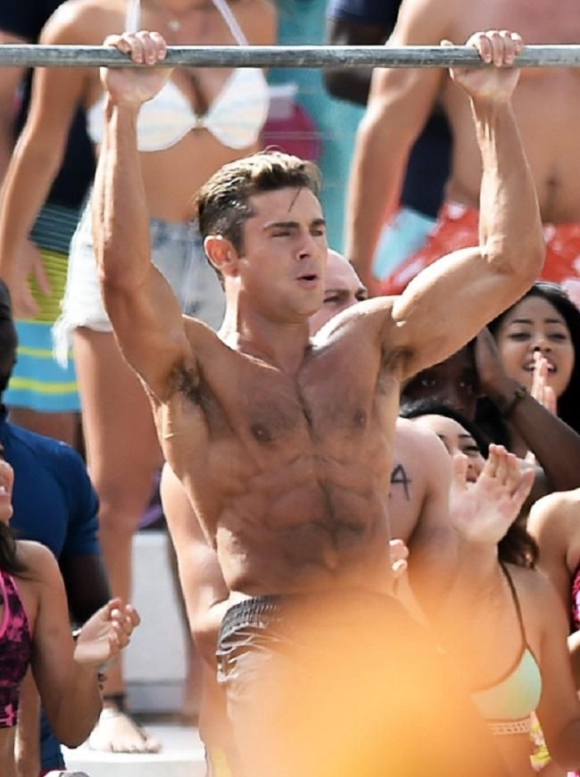 Zac Efron durante la grabación de 'Los vigilantes de la playa' en Miami