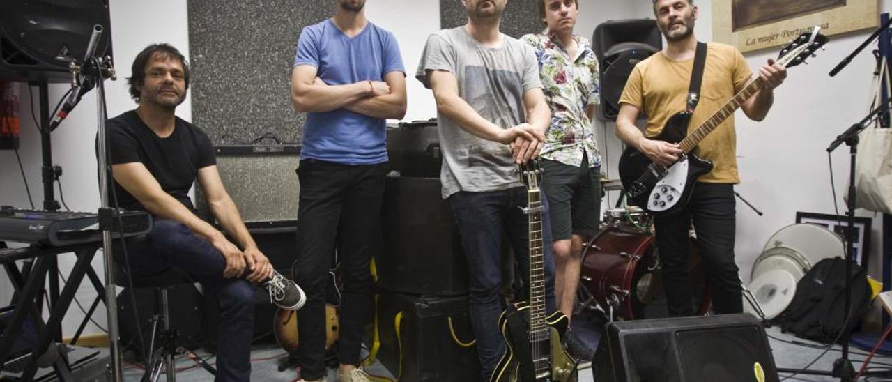 Los miembros de La Habitación Roja, en su local de ensayo en L´Eliana.