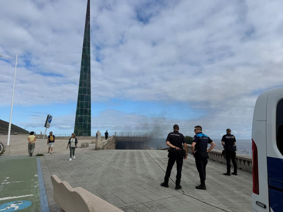Incendio en los bajos del Obelisco Millenium, en A Coruña