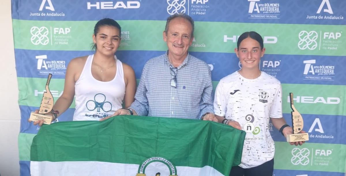 Nerea Guerrero, el delegado cordobés de pádel, Francisco Arrebola, y Laura Raya, tras la final júnior del campeonato andaluz.