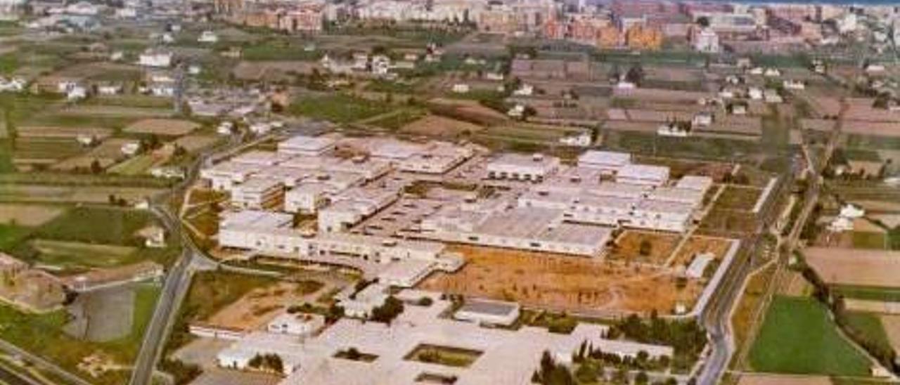 Vista aérea de la UPV al final de los 70 en mitad de la huerta de Vera, con la 1.ª y 2.ª fase acabadas.