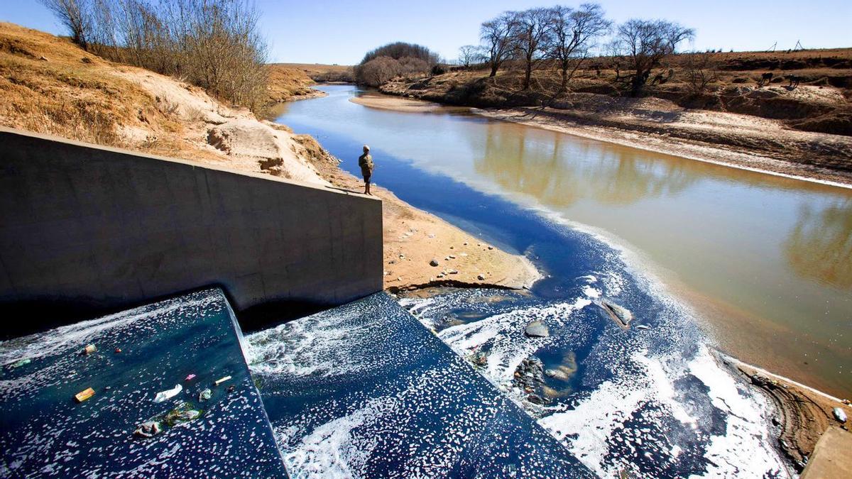 internacional Demand accountability for water. Not just on #WorldWaterDay, but every day. Holding government &amp; corporations (like the cowboys polluting Lesotho's  Caledon River to make jeans - image by 
@RobinNHammond/ WATER WITNESS 
) to account works. Here's the evidence https://bit.ly/3r8yNMd 
@A4W_programme