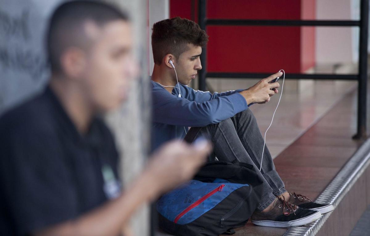 Jugendliche verbringen oft viele Stunden am Tag auf Social Media.