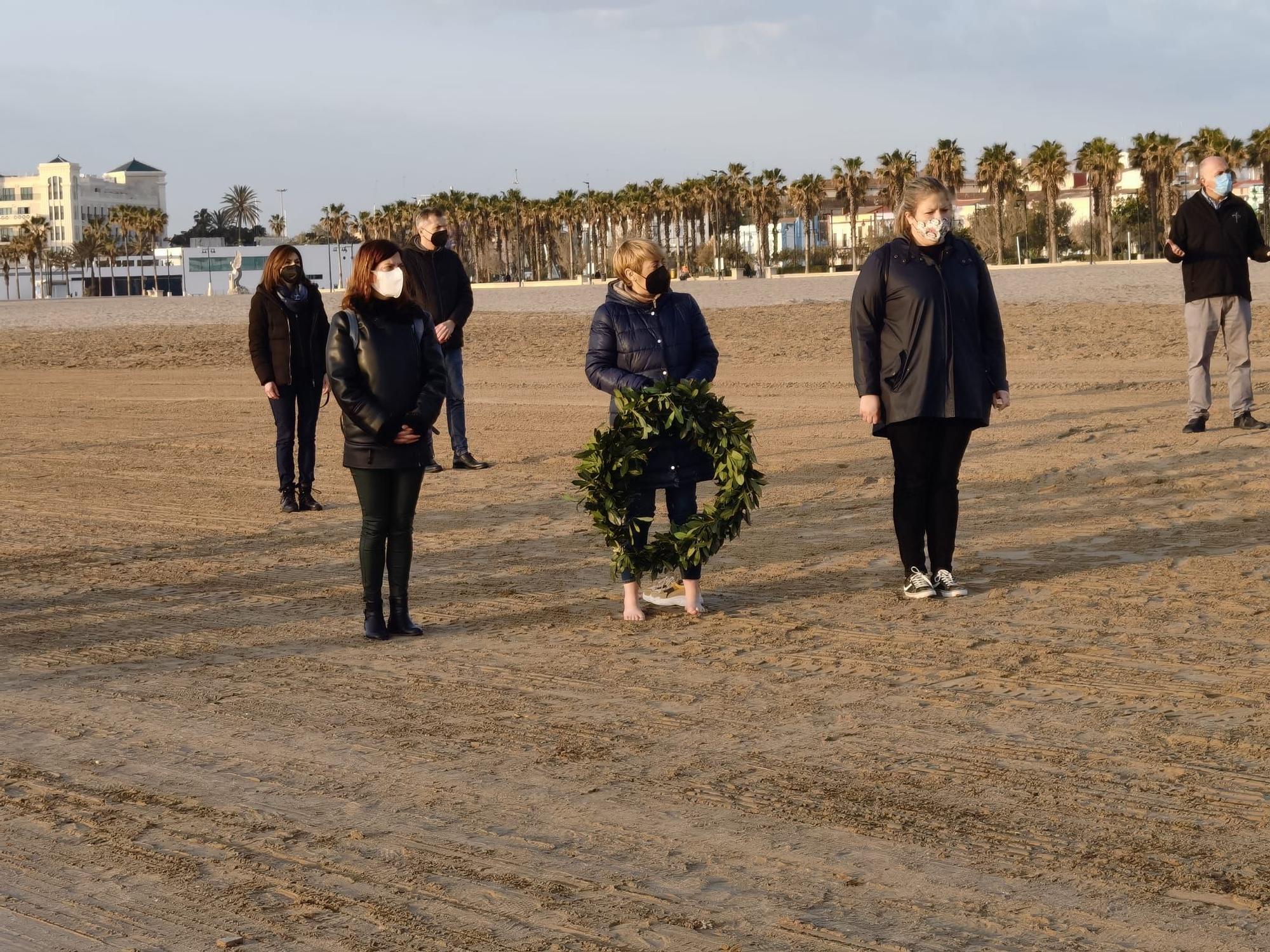 La hermandad del Cristo del Salvador acude a rezar a la playa de El Cabanyal