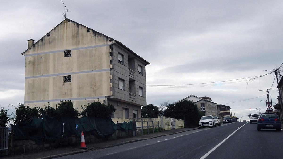 Mal estado de las aceras en la zona urbana de Meira. / G.N.