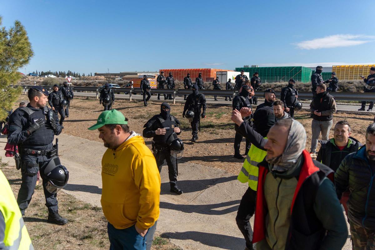 Nueva protesta de los agricultores en la entrada a Cataluña desde Aragón, en Soses