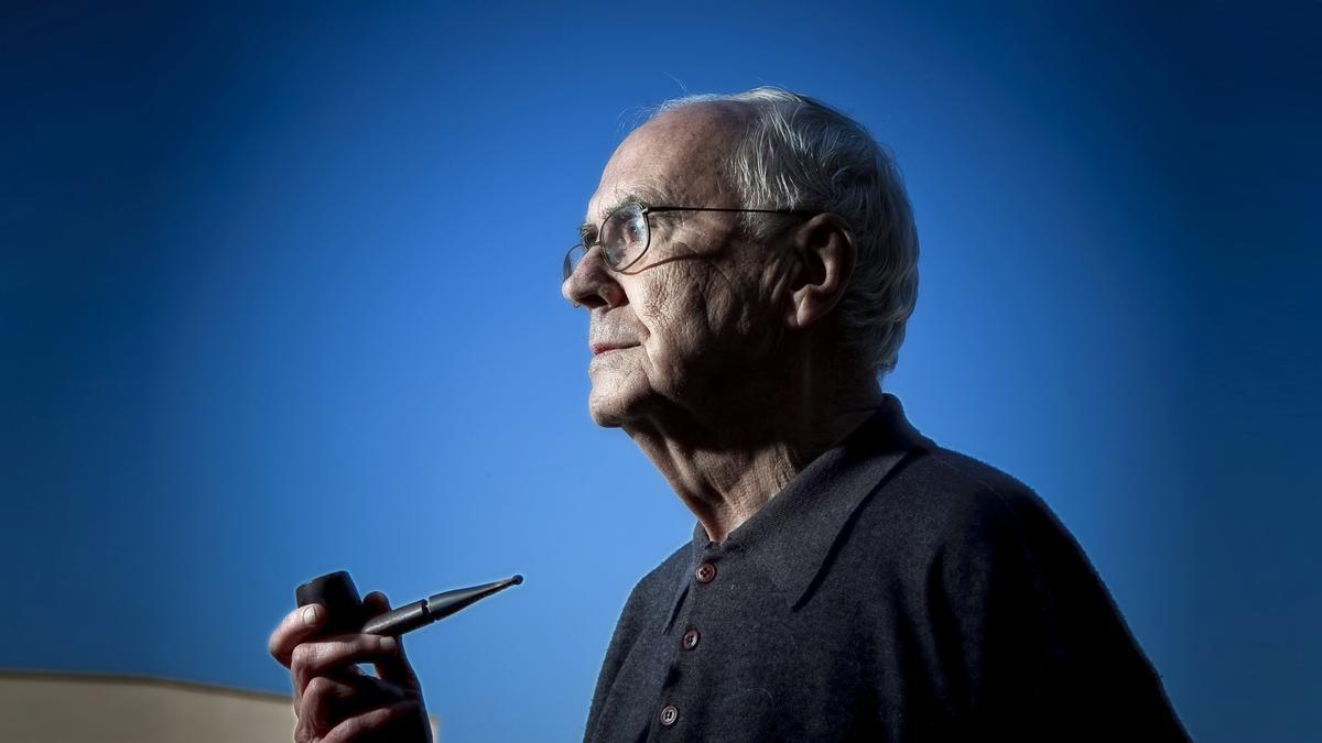 Josep Maria Espinàs,  fotografiado el 15 de marzo de 2013 en su casa de Barcelona.