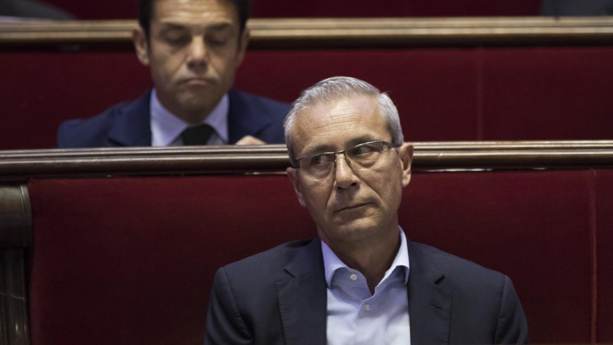 El concejal Santi Ballester, en primer término, en el pleno del Ayuntamiento de València.