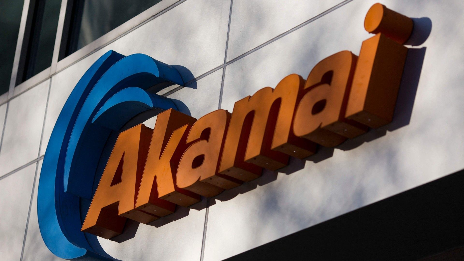 Logo de la empresa tecnológica Akamai en la sede de Cambridge, Massachusetts (EEUU).