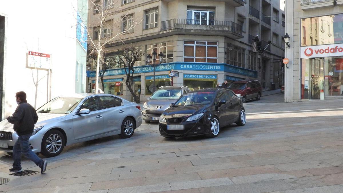 Intersección de la calle Paseo con Praza Cruz Roja, ayer. Ambas son calles peatonales. |   // FERNANDO CASANOVA
