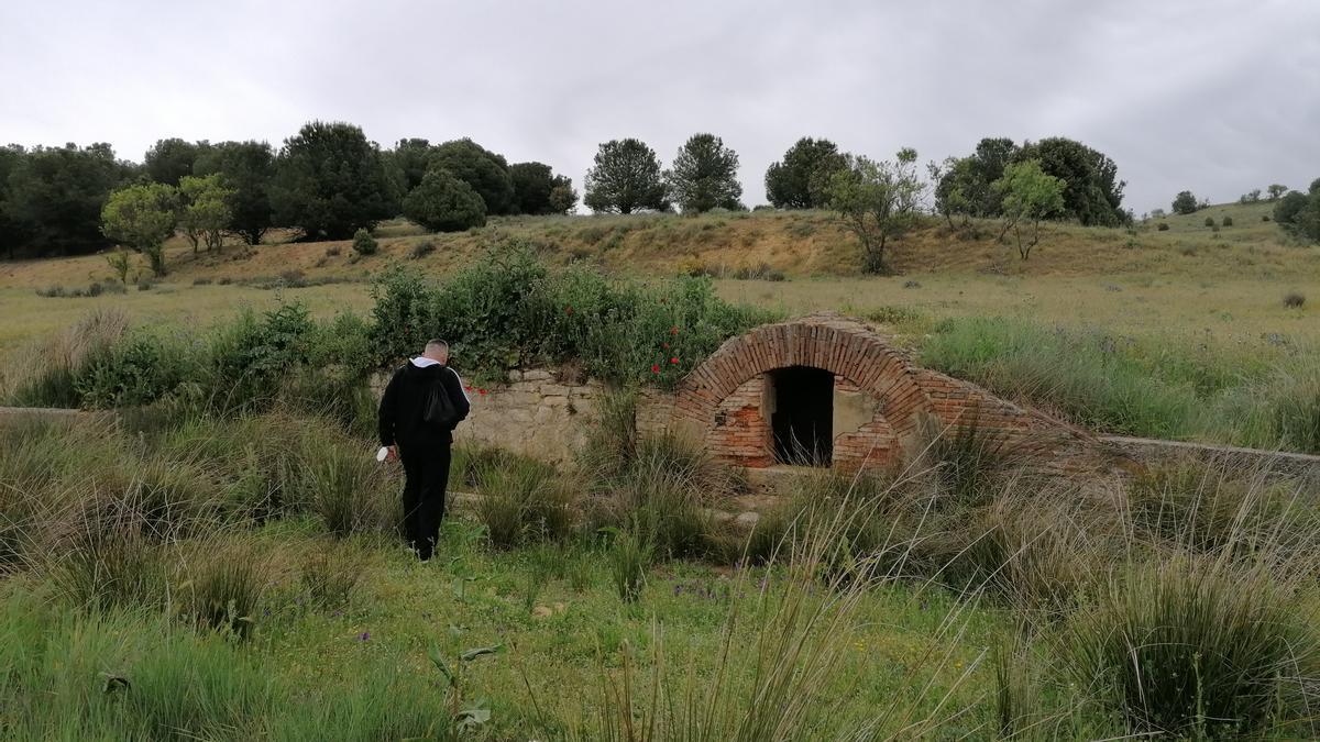 Un vecino observa una de las antiguas fuentes que se conservan en Toro