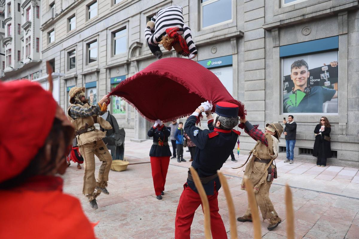 El pasacalles de los Mazcaritos por las calles de Oviedo