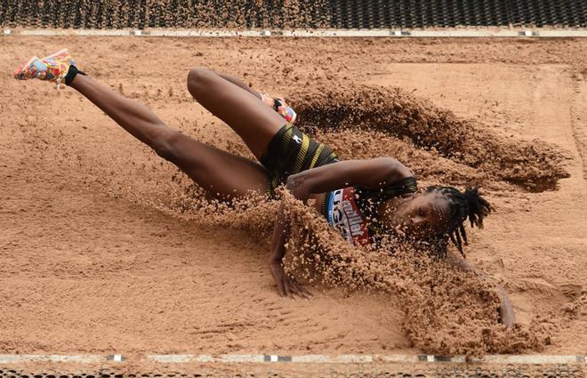 Lorraine Ugen compite en la prueba de salto de longitud durante la Reunión de Birmingham de la Diamond Leagueen el Alexander Stadium en  Birmingham.