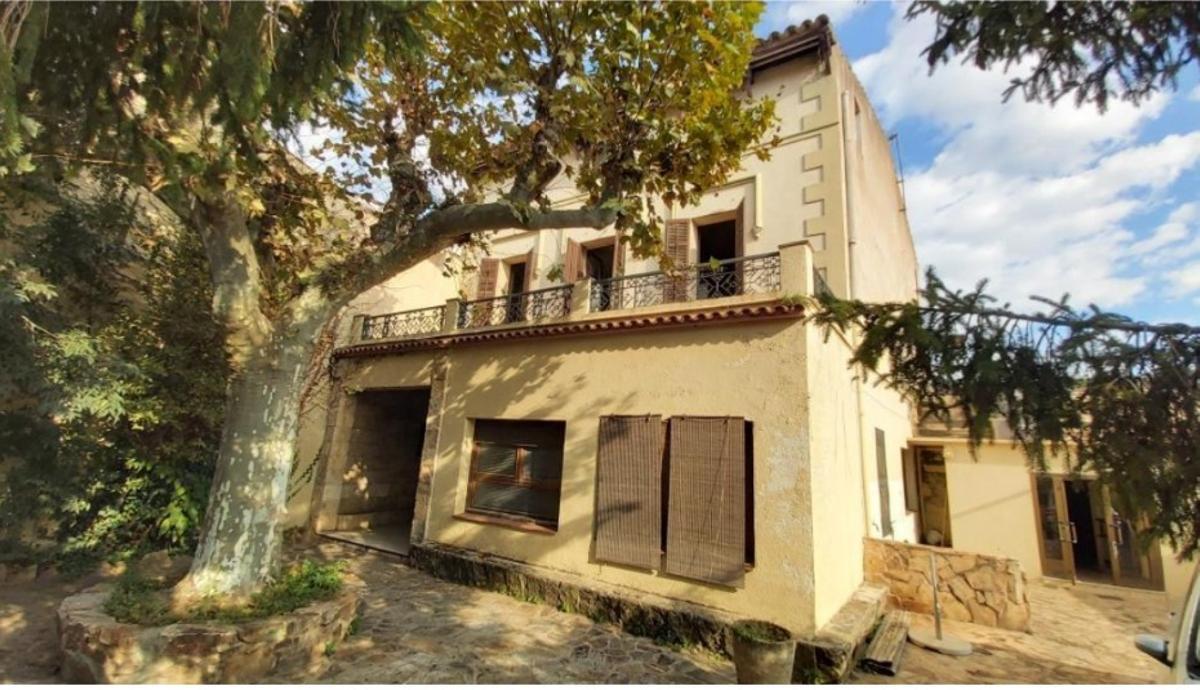 Can Deulofeu, edifici del nucli antic de Vidreres declarat Bé Cultural d’Interès Local.