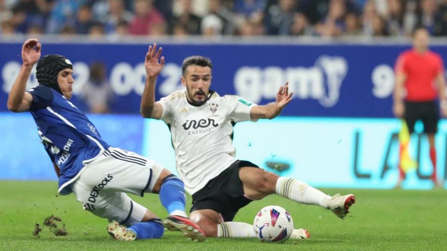 Luismi intenta despejar un balón en el Oviedo-Albacete disputado en el Tariere. | Luisma Murias