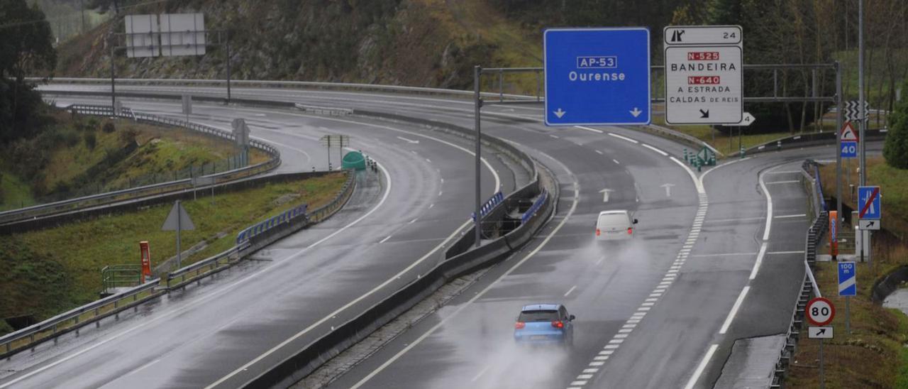 El carril derecho de la vía sigue formando charcos por un drenaje deficiente. |   // BERNABÉ/JAVIER LALÍN