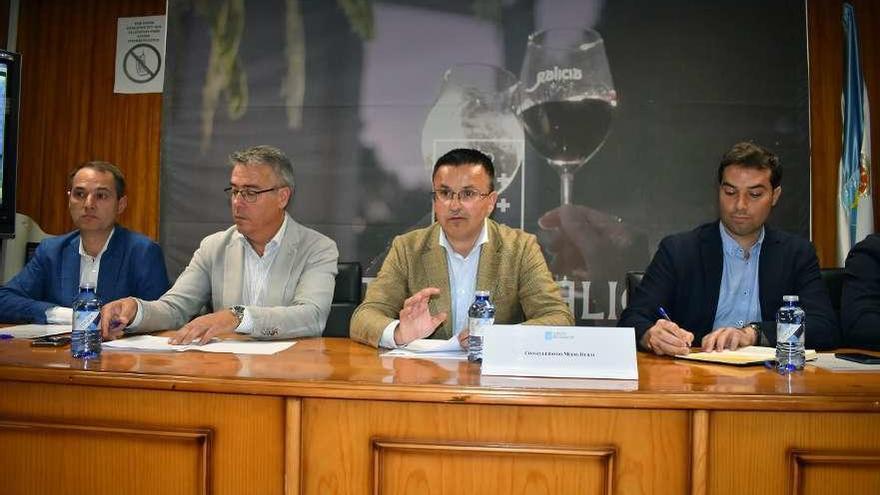 En el centro, el conselleiro de Medio Rural, José González, durante la presentación del plan. // Iñaki Osorio