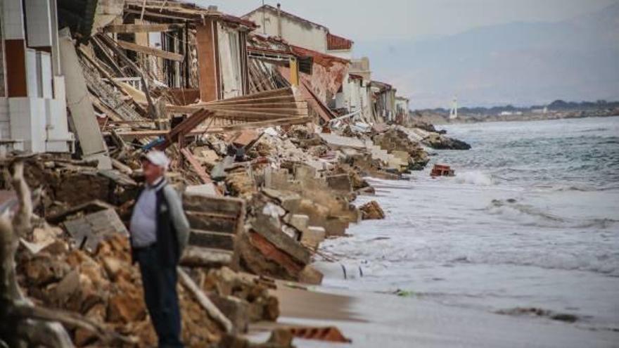 Costas puede extinguir la concesión de los chalés de Playa Babilonia