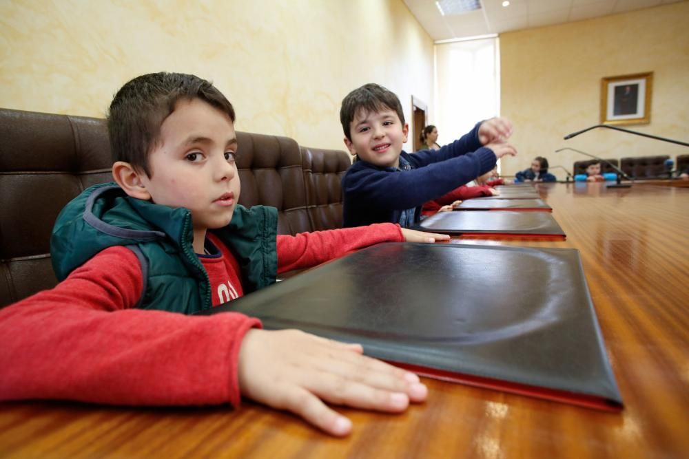Pleno infantil en el Ayuntamiento de Corvera con niños de la escuela infantil Sagrada Familia