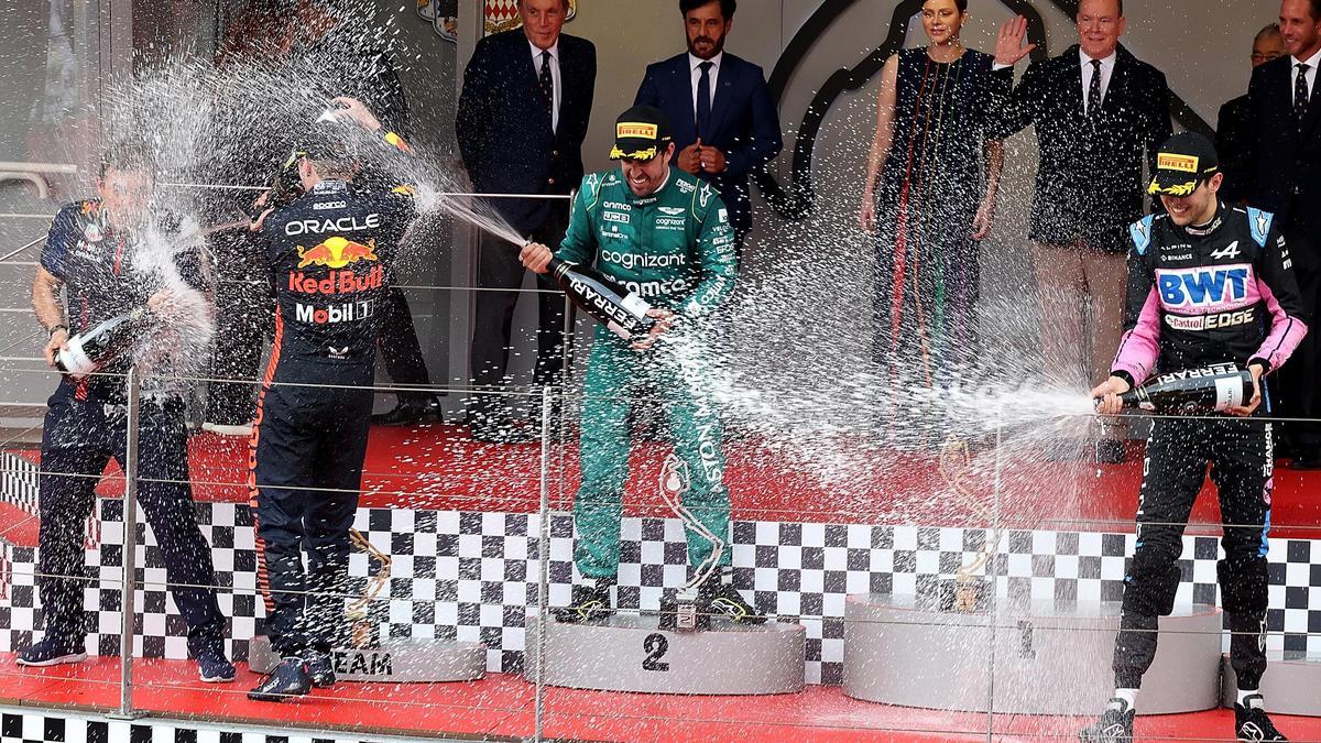 Fernando Alonso celebra su podio en el GP de Mónaco de Fórmula 1 junto a Esteban Ocon y a Max Verstappen