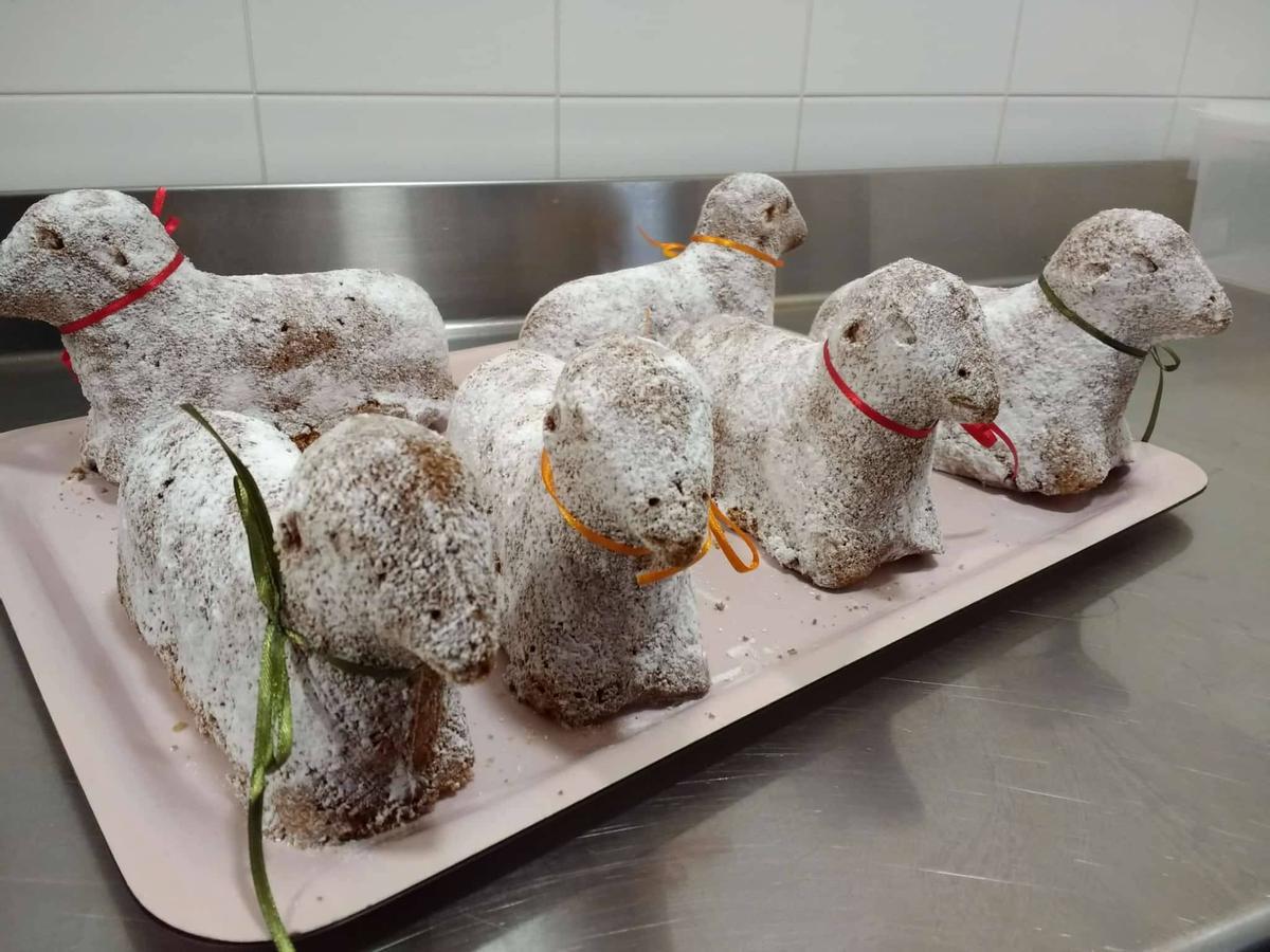 Las figuras de Pascua en forma de cordero, con la cobertura de azúcar glass.