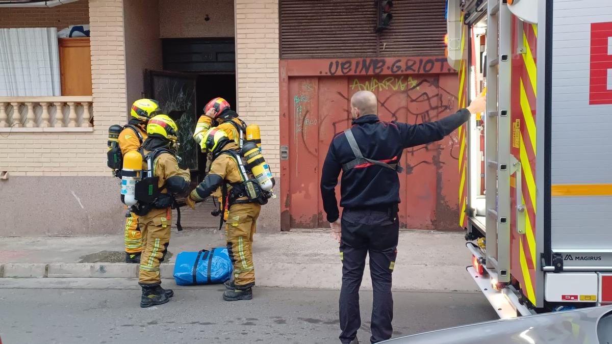 Nuevo incendio en el edificio ocupado más de 15 años de la calle Ulpiano junto a la playa del Cura de Torrevieja