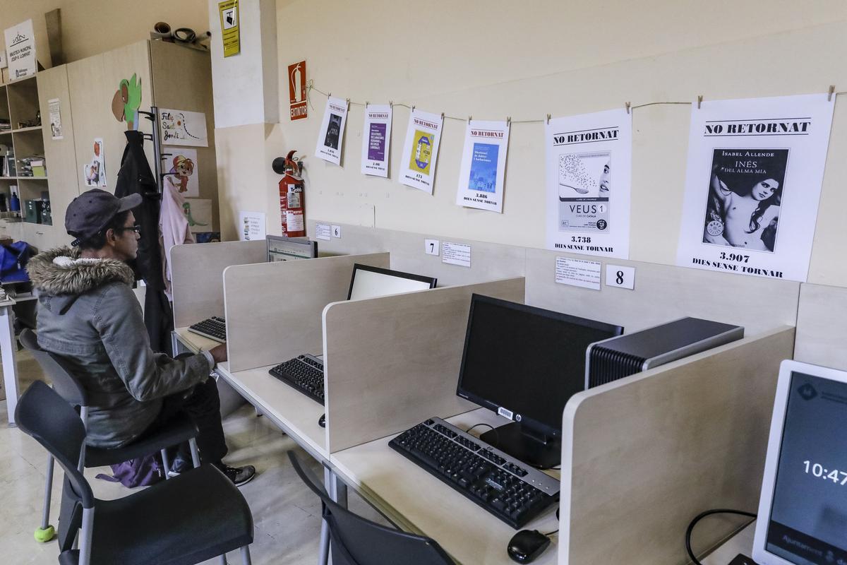 Libros no devueltos en la biblioteca de s'Escorxador