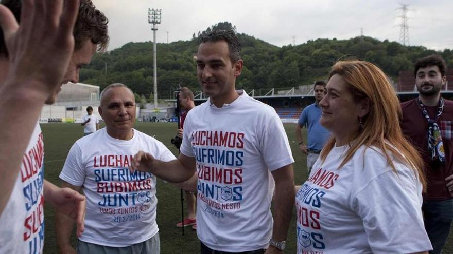 Lago y Nuño se felicitan por el éxito ante la mirada de Santos Martino, delegado, y Ana Pacho, presidenta.