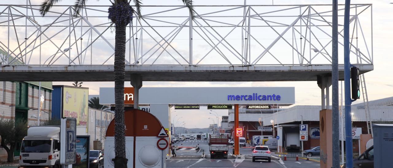 La entrada al recinto de Mercalicante.