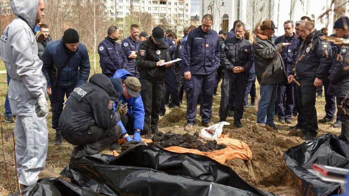 Cuerpos en bolsas negras de civiles asesinados en Bucha tras el descubrimiento de una fosa común. / VALERIA FERRARO