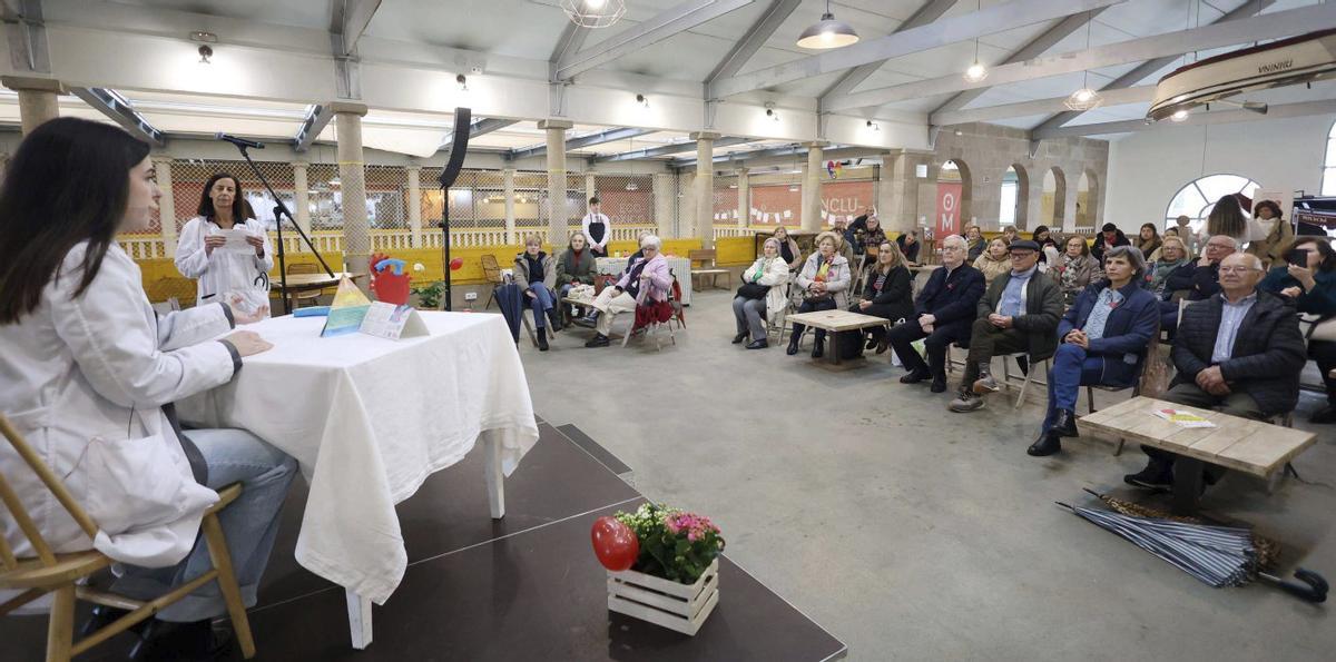 Un momento de la charla que tuvo lugar ayer en el primer piso del Mercado de Abastos. | GUSTAVO SANTOS