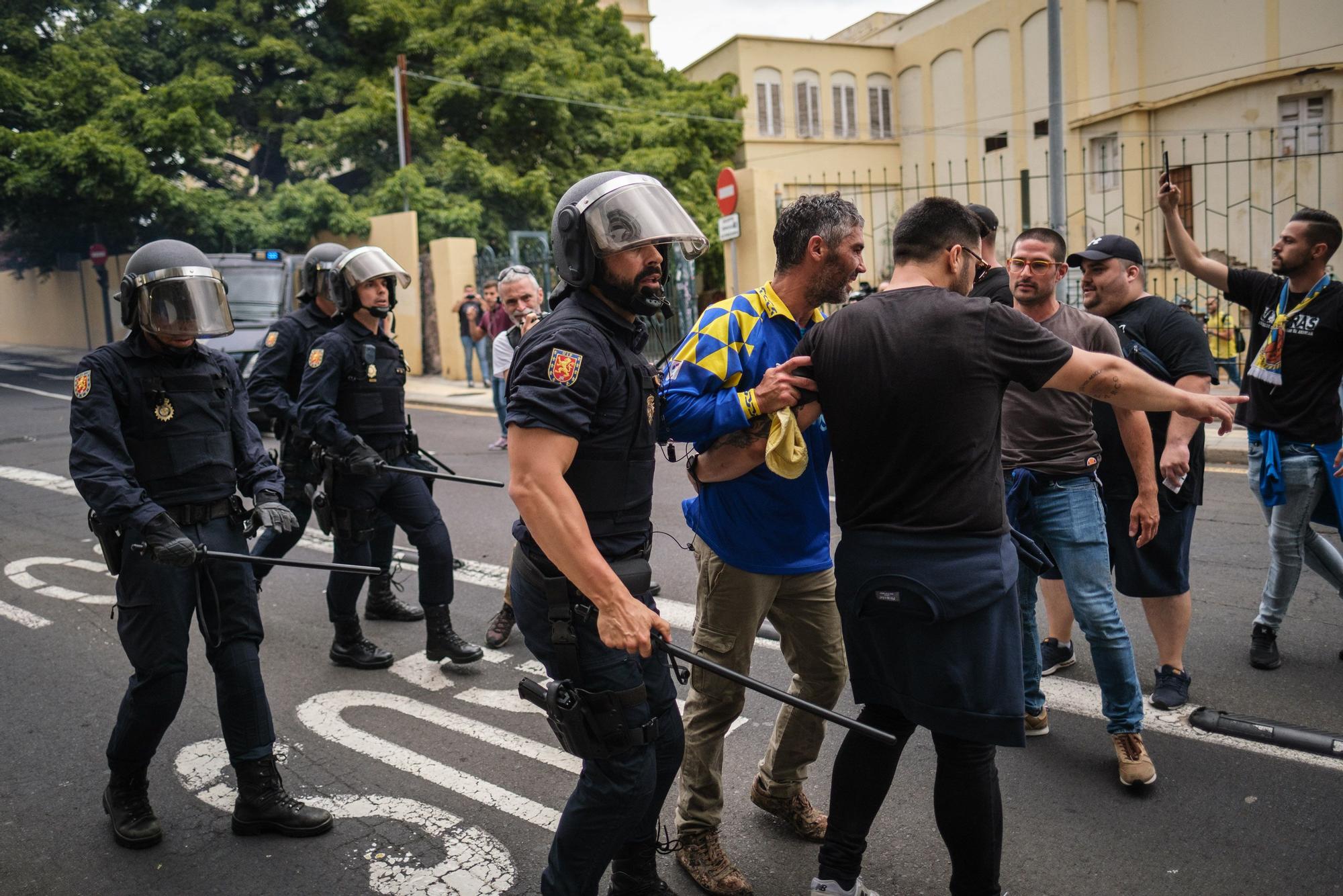 Ambiente e incidentes de la afición de la UD Las Palmas antes de llegar al Heliodoro