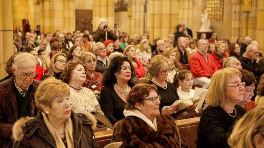 Mar de Niebla recoge material escolar en un concierto navideño