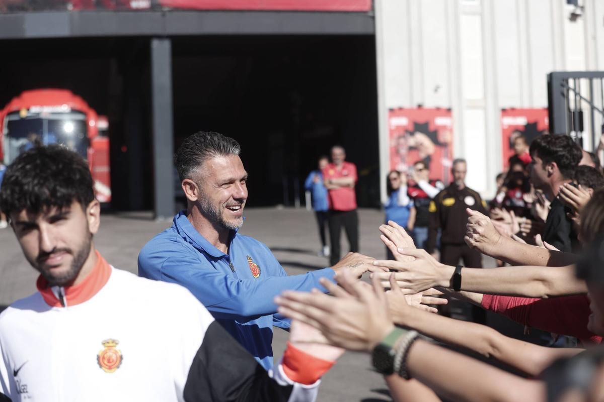 Los aficionados del Mallorca despiden con cánticos al equipo en su salida hacia Valencia