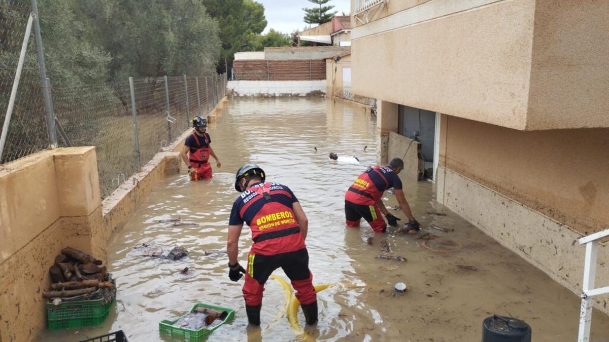 Inundacion en una vivienda de la urbanizacion Los Conejos de Molina.