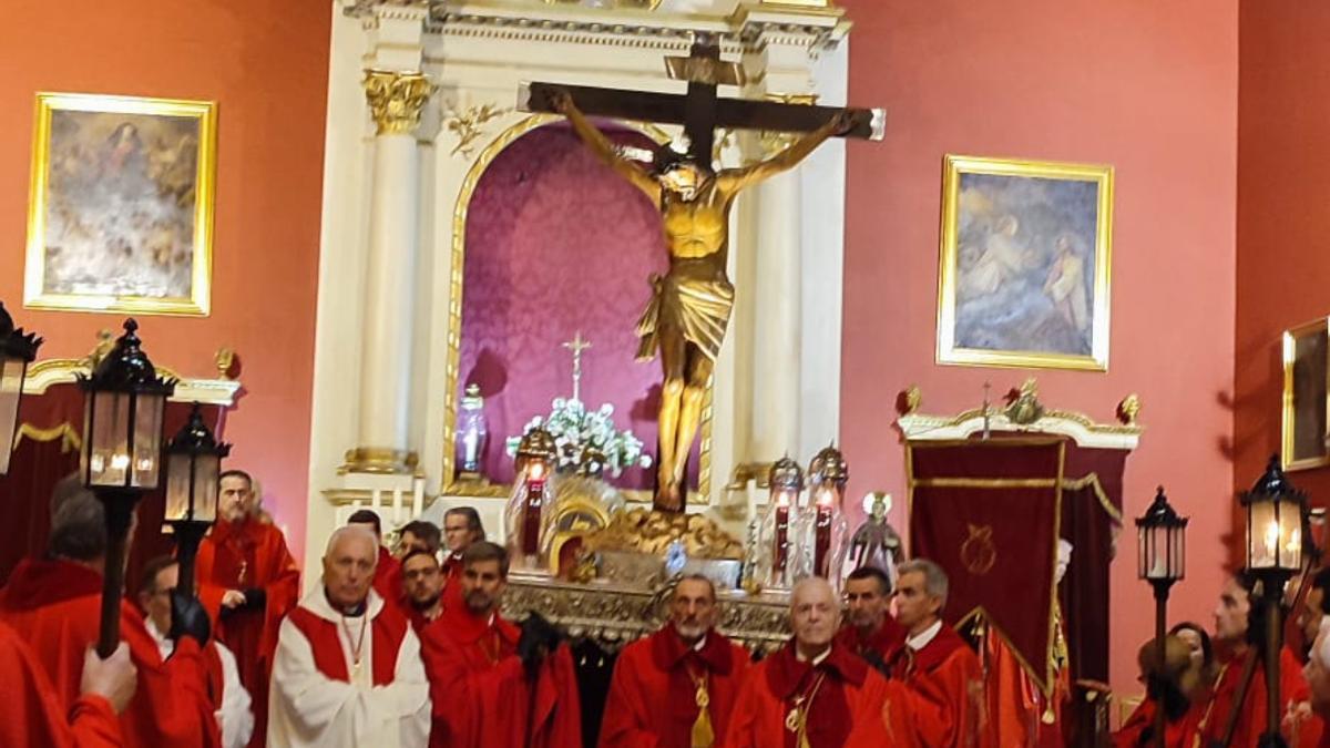 Imagen de un momento de la procesión del Cristo del Buen Fin que tuvo lugar durante la madrugada de este viernes, en Las Palmas de Gran Canaria.