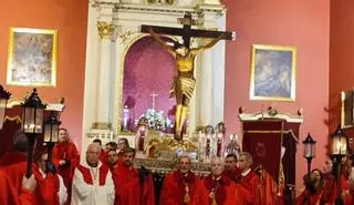 El silencio se adueña de Las Palmas de Gran Canaria durante la procesión del Cristo del Buen Fin