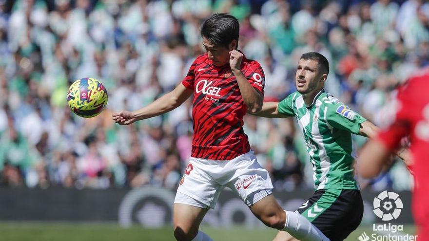 Kang In Lee cabecea el balón en un lance del encuentro disputado frente al Betis.