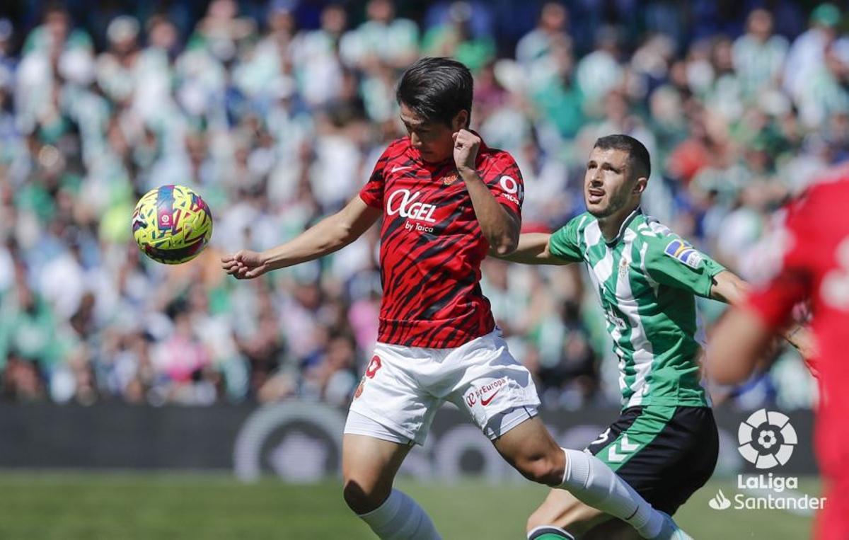 Kang In Lee cabecea el balón en un lance del encuentro disputado frente al Betis.