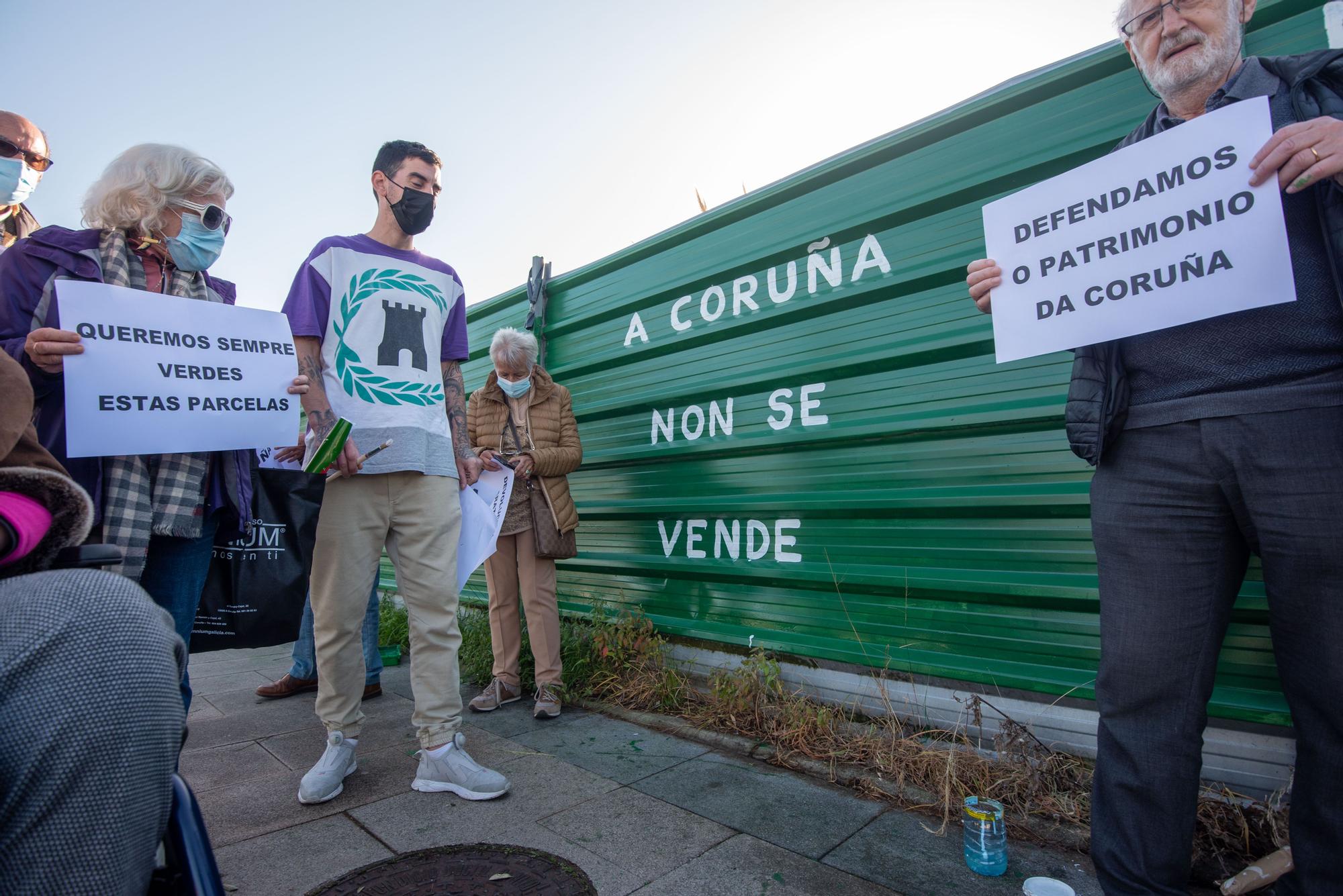 Grafitis reivindicativos en los terrenos de Maestranza