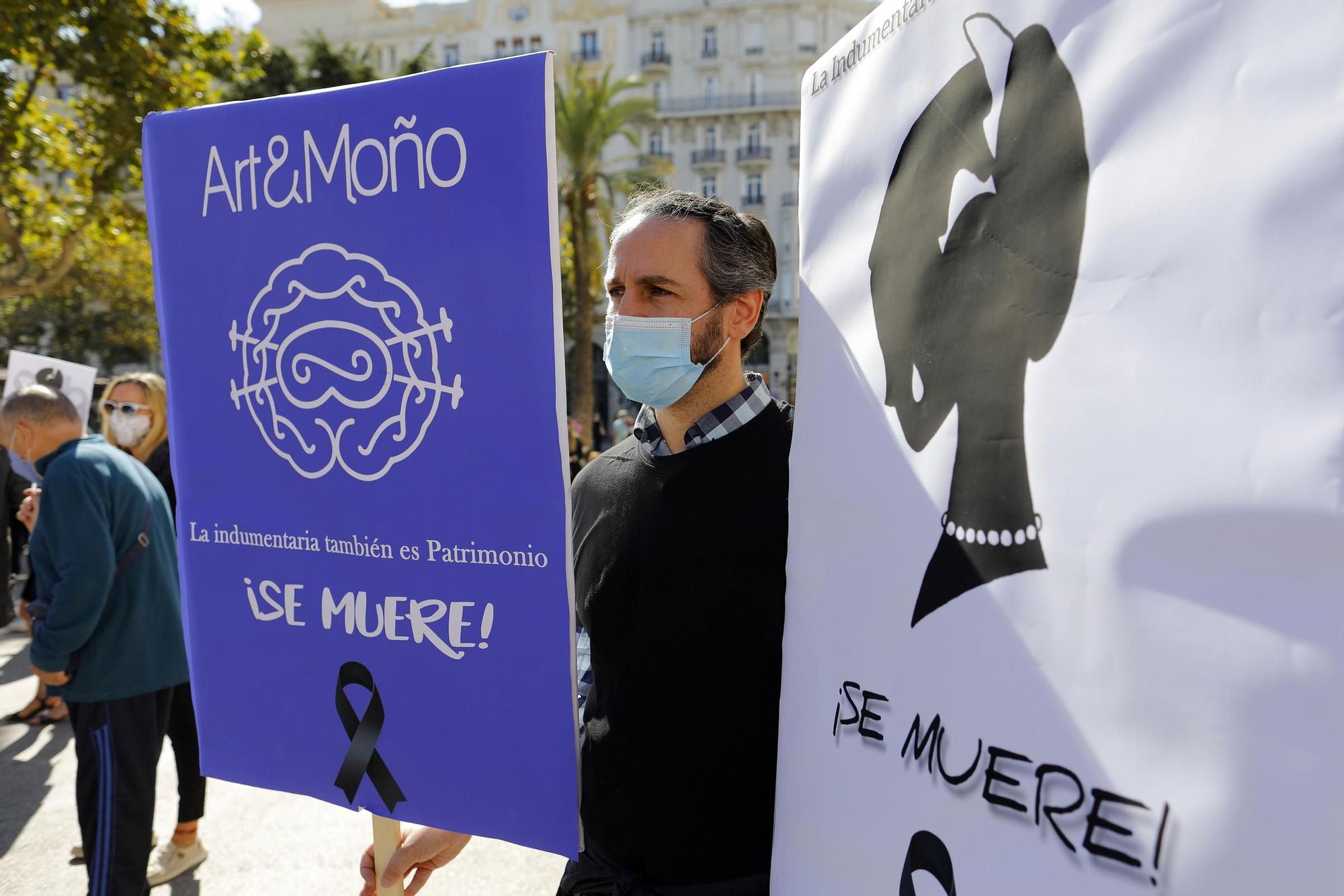 Manifestación de profesionales de la indumentaria tradicional valenciana.