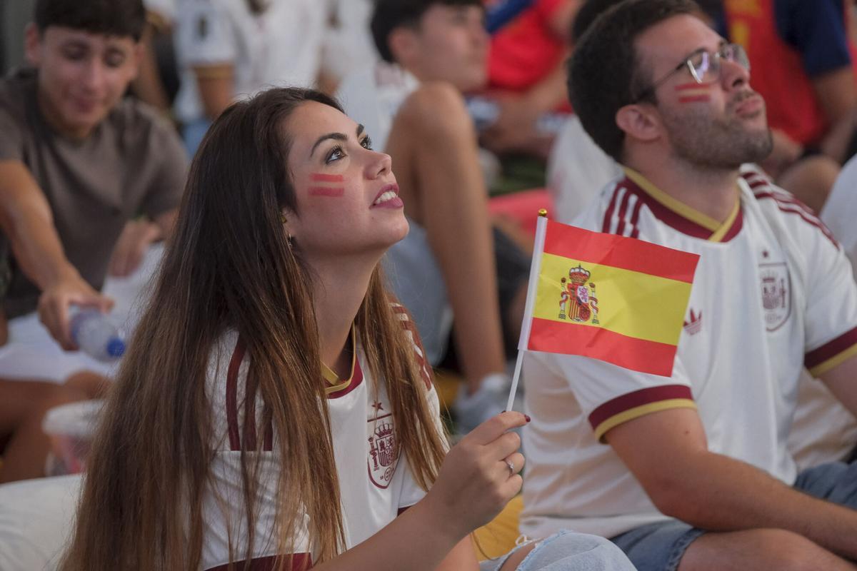 Afición española viviendo el cruce de España-Portugal en el CC Los Alisios