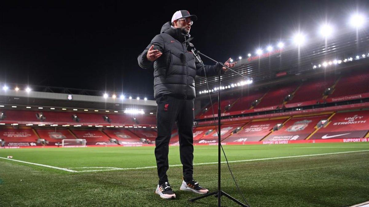 Jürgen Klopp, visiblemente enfadado,  hablando para los micrófonos de Sky Sport tras la victoria del Liverpool frente al Leicester (3-0)