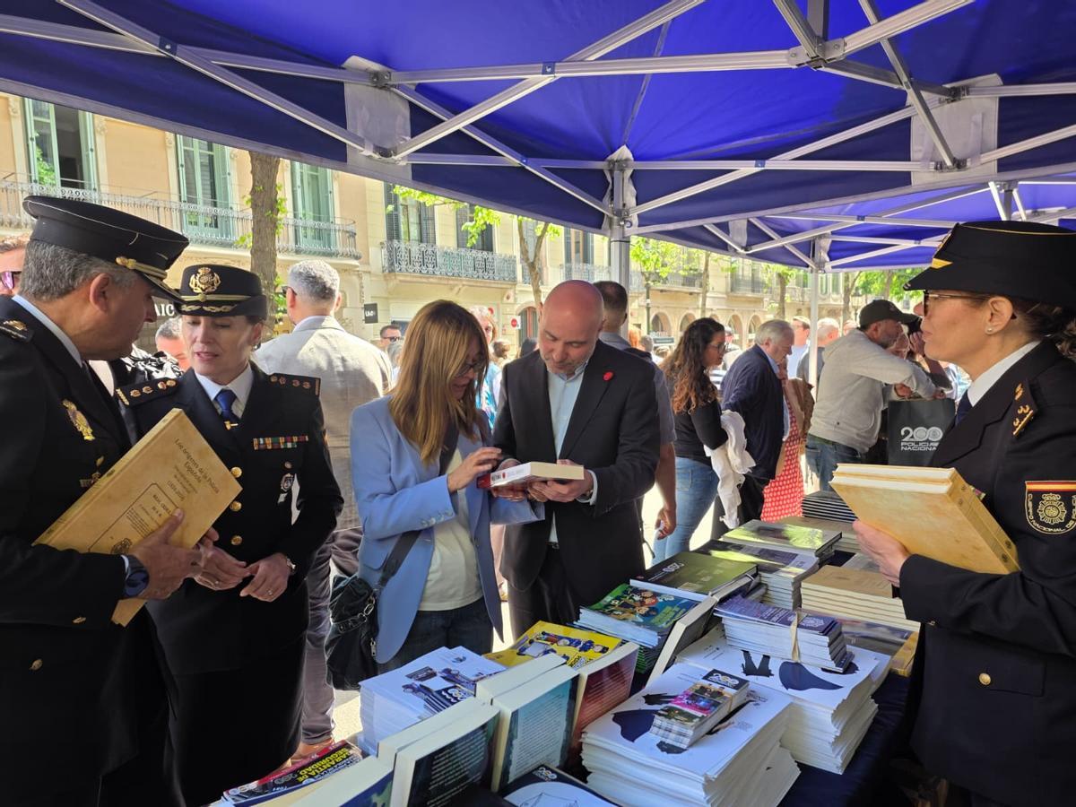 El delegado del gobierno junto al jefe superior de Policía en la parada de este cuerpo por Sant Jordi
