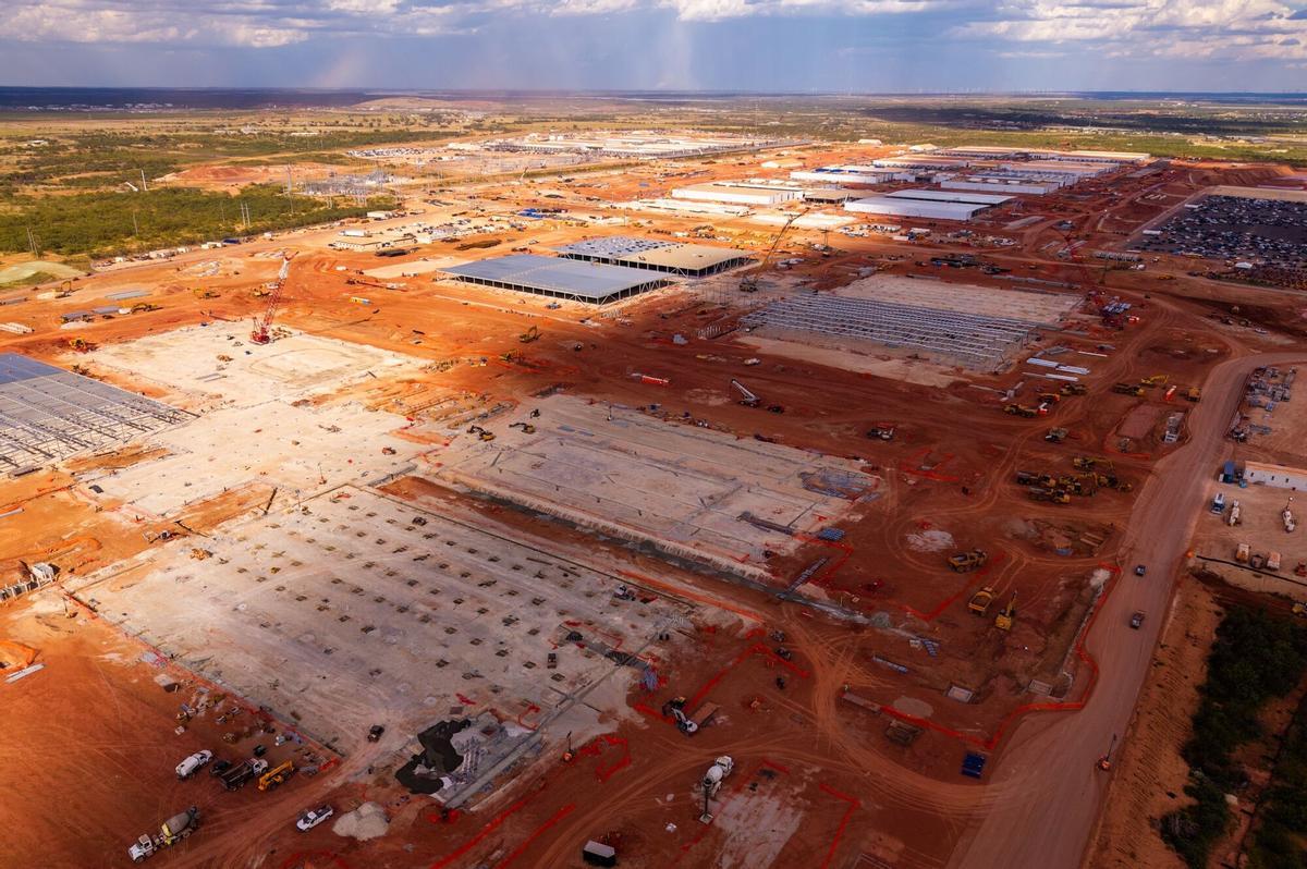 Construcción del colosal centro de datos de Stargate AI, un proyecto de OpenAI, Oracle y Softbank promovido por Trump, en el estado republicano de Texas.