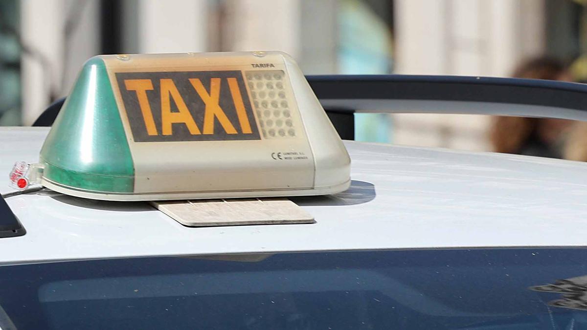 Detalle de un taxi de la ciudad circulando por el centro.