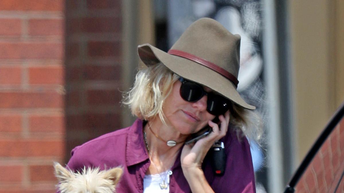 Naomi Watts con camisa fluida y minifalda vaquera