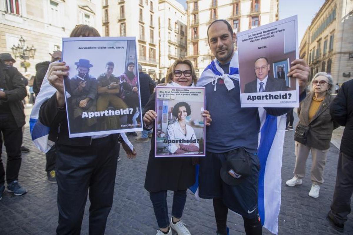 Unes 200 persones protesten per ruptura de relacions de Barcelona amb Israel