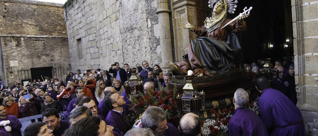 Dolorosa de la Cruz. Una maniobra complicada para salir de San Mateo. Estos momentos requieren silencio.