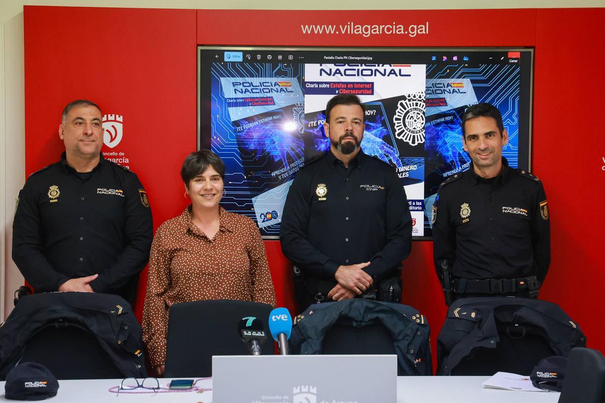 Los agentes y la portavoz del gobierno presentaron la charla de Vilagarcía.
